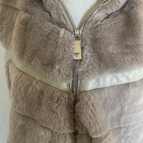 Maria Faux-Fur Vest - Picture 6 of 11